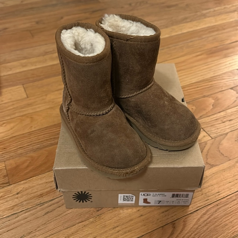 Ugg T classic size 7